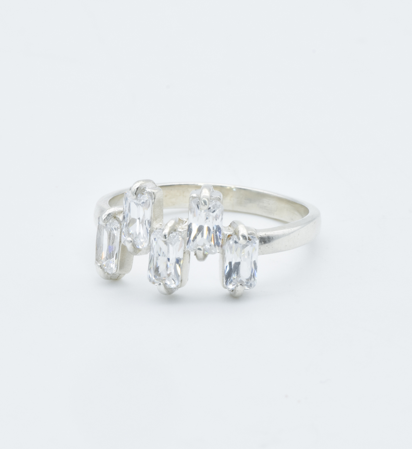 925 Sterling Silver ring with Diamond April birthstone in baguette cut and prong setting. Multistone ring ideal for special occasions and personalized gift. Symbol of eternal love, purity, and inner strength.
For strength, clarity, abundance