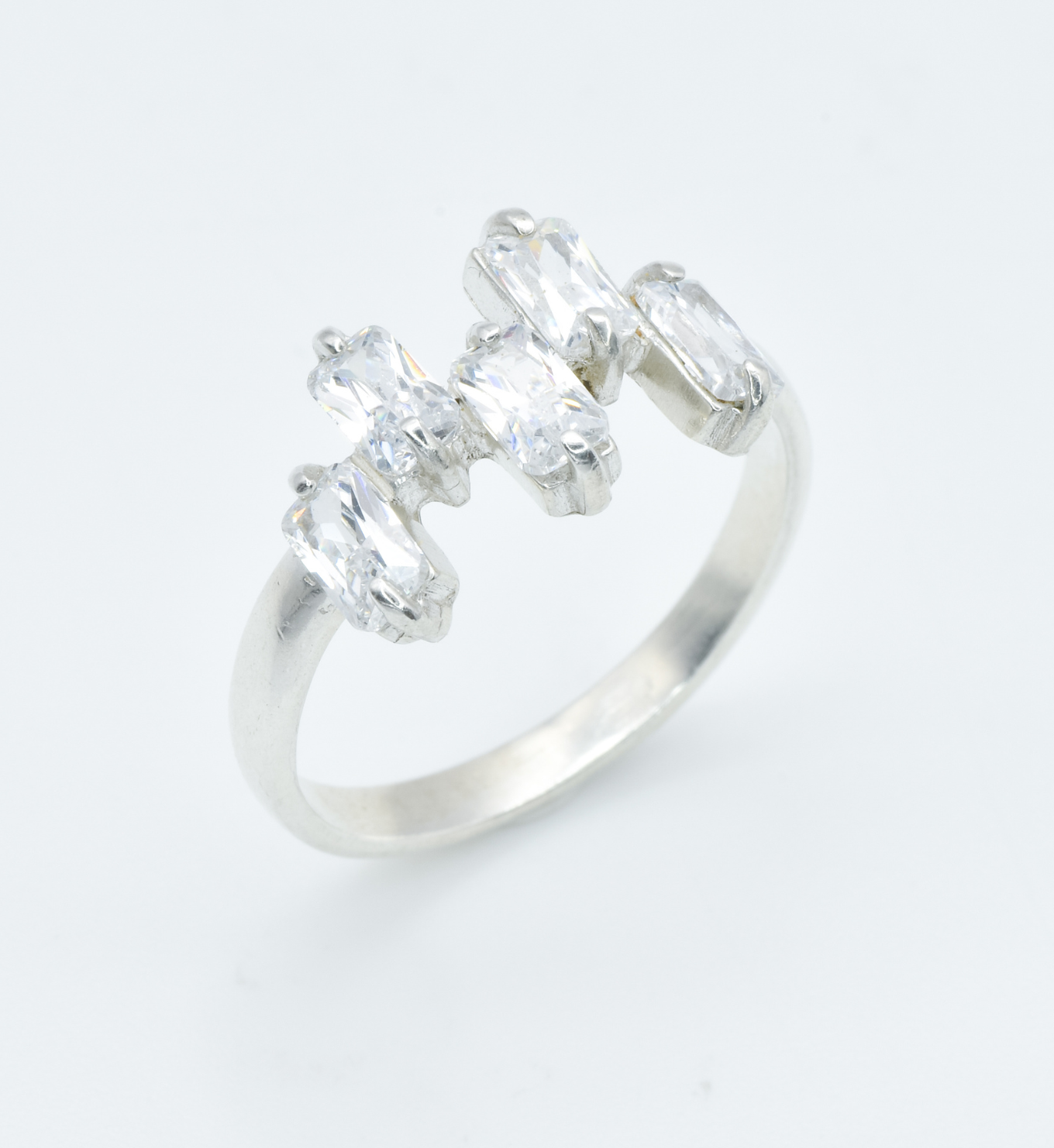 925 Sterling Silver ring with Diamond April birthstone in baguette cut and prong setting. Diamond gemstone ring ideal for special occasions and anniversary present. Symbol of eternal love, purity, and inner strength.
For strength, clarity, abundance